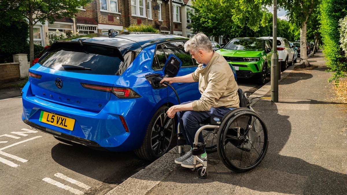 VAUXHALL PARTNERS WITH MOBILITY IN MOTION TO GIVE DISABLED DRIVERS GREATER ADAPTED VEHICLE ACCESSIBILITY, FLEXIBILITY AND FREEDOM